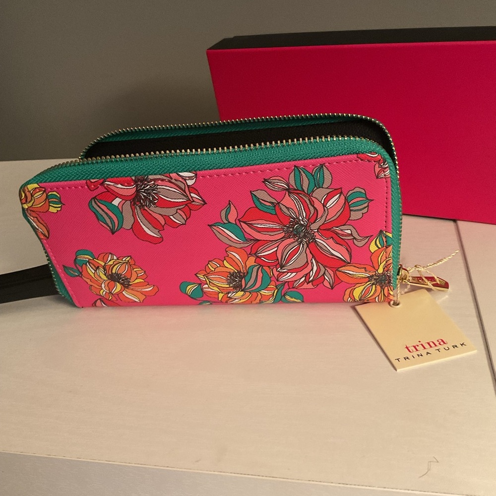 Trina Turk Floral Print Zip Around Wallet Clutch NWT
8”Lx 4”Wx 1”D